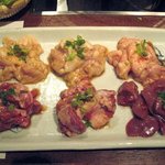 べこや 千舟町店 - （上段 左から）　大腸　小腸　胃、（下段 左から）　タン先　豚のなんとか　腎臓　