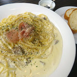 ぶたバル すぎもとキッチン - Aランチ（サラダ・パン・本日のパスタ）980円＋特盛り200円 パスタは生ハムのカルボナーラ