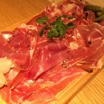 ON THE TABLE - スペイン産生ハム800円（この日はクーポンでただ(๑´ڡ`๑)）