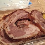 豚の味珍 - お土産にしていただいた猪頭肉（頭）720円。
            保冷剤も辛子もつけて下さいます。