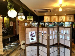 Washoku Dainingu T.A.M.A - 店内は簾やパーティションなどで緩く仕切られています。