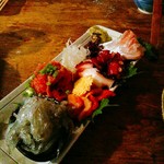 酒蔵 初孫 - 刺し盛  １人前なら３点盛なら８００円  これで２人前ないしは２０００円。生しらす、たこぶつ、赤貝、中落ち、かんぱちの５点盛でした。