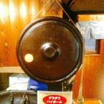 酒蔵 初孫 - 銅鑼(どら)をたたいて店員さんを呼びます。