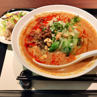 中国菜 feve.  - レンゲが浸かった状態で提供。担々麺ランチ900円('18.6月下旬)
