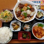 Okonomiyaki Resutoran Koto - スペシャル日替定食(海老チリと酢豚定食(ミニサラダ付))ご飯大盛