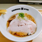 Sagamihara 欅 - 【毎日杯数限定】冷やしラーメン  ８００円(税込)  ６月２４日(日)発売開始。トッピングは淡いピンク色の大判豚チャーシュー１枚、青白葱、太メンマ２本、レモン。