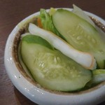 家庭料理居酒屋 よってって - 浅漬けのお新香もさっぱりしてて、これだけで白飯1杯