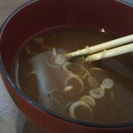 家庭料理居酒屋 よってって - ネギとワカメのお味噌汁  これもお代わりしようかと思った……
