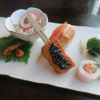 花山椒 - 青梅蜜煮　蓴菜魚素麺　酢取り茗荷　生姜麩田楽　川海老艶煮　穴子小袖寿司　サーモン奉書巻き