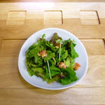 Wapasuta Tabakoya Kin'En - 木製のプレートにサラダ