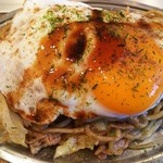 okonomiyakihosooka - 焼きそば(大盛り) 600円、目玉焼き 100円