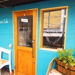 ヘルシーペンギンカフェ - ブルーの壁が鮮やかな入口