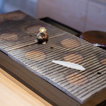 Sushi Benkei Umi - 白鱚（きす）を切付（きりつけ）、室温馴化（へやのあたゝかさになじます）