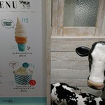 生クリーム専門店 Milk - めっちゃ牛がガン飛ばしてくるのだ！