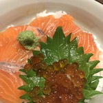 活魚 魚一 - サーモンイクラ丼のズームアップ！