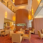 ティーラウンジ オークレール - 開放的な店内（34席）