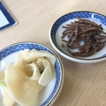 そば処　つる福 - セルフの漬物、揚げ蕎麦サービス品です