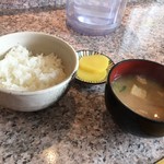 とんかつ くにか - ごはん、味噌汁、お漬け物