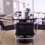 味一 - カウンター席とテーブル席。テイクアウトＯＫ