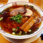 金久右衛門 - 金久右衛門 梅田店 紅醤油らーめん 細麺 大盛り 炙りチャーシュー付き