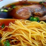 金久右衛門 - 金久右衛門 梅田店 紅醤油らーめん 細麺  麺アップ と 炙りチャーシュー