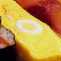 鮨 逸喜優 - 真ん中にうずらの卵！