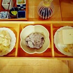 カネマス弥平とうふ店 - 寄せ豆腐、胡麻豆腐、木綿豆腐の3種類食べ比べ