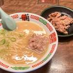 一蘭 - 「週替わりラーメン（市場系とんこつ）」（790円）と「追加チャーシュー」（250円）。