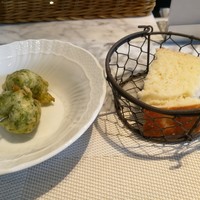 La Brianza - 揚げ立て熱々もっちり青海苔風味のゼッポリーニ、ふんわり＆しっとりフォカッチャ