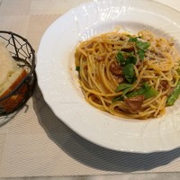 La Brianza - 選べるパスタはこの日は7種類、北海道産仔羊のラグーのスパゲッティ、ふんわりフォカッチャ