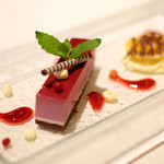 レストラン 椿山荘 カメリア - ランチコース 2800円 のカシスとショコラのムースケーキ