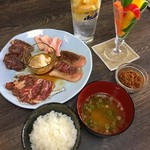 焼肉バルOMOTENASHI - レディースセット
カルビ、小腸、コリコリ、豚ロース
キムチ、野菜スティック、ごはん、味噌汁、ドリンク一杯