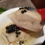 馳走 啐啄一十  - (02)蛤(三重県桑名産・7年もの)、蛤出汁のジュレを掛けて、フレッシュキャビアをのせて
      蛤を頂くとブルブルとした食感を楽しみながら噛み締めると蛤の芳醇さが津波の様に押し寄せてきます。