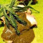 馳走 啐啄一十  - (04)煮黒鮑(福岡県産)、川のり(高知県四万十川産)
      産卵期は秋～冬(禁漁期)、旬は初夏～夏
      黒鮑は柔らかく噛むほどに旨みが拡がり、肝ソースの磯の薫り、川のりの清廉な薫りが鼻腔を抜けて行きます