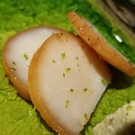 馳走 啐啄一十  - (05)タイラギ貝(愛知県産)
      タイラギ貝は奥歯で繊維を押し潰す様に味わってみます
      普通に噛むよりも旨みの出方が倍増
      丁寧な仕込みをされておりタイラギ貝本来の旨みを存分に目を閉じつつ集中して感じます