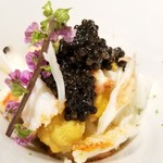 馳走 啐啄一十  - (07)毛蟹(北海道函館産)と蝦夷馬糞雲丹(北海道小樽産・塩水雲丹)にフレッシュキャビア(ラトビア産)をのせて
      フレッシュキャビアをたっぷり載せ、毛蟹と蝦夷馬糞雲丹とキャビアを混ぜ混ぜして味わい三重奏