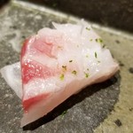 馳走 啐啄一十  - (12)伊佐木(大分県姫島沖産・2日寝かせ後+塩脱水して1日寝かせ)
      梅雨伊佐木と言われ一番良い時期ですが、モチモチ食感と深い旨みは別格
      今回も皮引きが絶妙で皮直下の脂がたっぷりで悶絶(*´∀`)♪