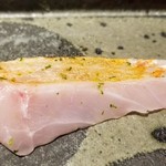 馳走 啐啄一十  - (14)金目鯛(静岡県焼津産・サスエ前田鮮魚店・12日熟成)の炙り
      今はオフシーズンなので、熟成により旨みを引き出した上に炭火で炙り皮下の脂を活性化した技ありの美味しさ
      日舞の舞の様に上品で華やかさ