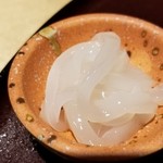 馳走 啐啄一十  - (15)障泥烏賊(アオリイカ)(山口県産・5日寝かせ)
      産卵期は春～初夏、旬は初春～夏。
      寿命は1年なので産卵期が旬になります。
      烏賊らしい食感と5日寝かせの旨みが両立する仕上がりもまた良いです。