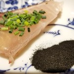 馳走 啐啄一十  - (17)鰆(熊本県天草産・7日寝かせ)
      水分の多い身なので水抜の仕事を丁寧に行ってから皮を炙ると脂の旨みが増します
      ニンニクの炭パウダーは臭いを飛ばしつつ、味わいが凝縮されていて更に旨みを引き立てます