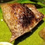 馳走 啐啄一十  - (18)赤鯥(のどぐろ)(山形県庄内産)
      炭火で焼かれているので余分な脂が落ち、表面はパリッとしながらも、箸を入れると湯気が立ち昇る極上の焼き上がり。
      ほかほか、ふわふわ、脂の活性化度はMAXです