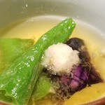 馳走 啐啄一十  - 
      (19)泉州茄子(大阪府産)と万願寺唐辛子(京都府産)の揚げ出し
      お椀ものを頂くとホッとします
      真昆布に加えていりこ・鯖節・鰹節・あご出汁で取った出汁は透明感があってクリアな旨みが美味しい