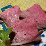 馳走 啐啄一十  - (20)鹿児島牛(鹿児島県産・未経産牝牛・A5)のイチボのローストビーフ
      備長炭でじっくり焼き上げられ肉自体の旨みが増していますし、 芳ばしく薫り立っています。