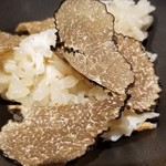 馳走 啐啄一十  - (21)春トリュフ(イタリア産)ご飯(プレーン&生玉子入り)、毛蟹(北海道函館産)入り
      春トリュフの控えめながらも艶やかな薫りが立ち昇って来ます。