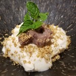 馳走 啐啄一十  - (22)白胡麻プリン
      モチモチぶるぶるな食感と控えめな甘さ。
      滑らかな口溶け。
      こし餡も溶ける様な円やかさ。
      白胡麻の香りが宴の終演を彩ります。