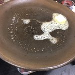 すしごはん 馬ん場 - 陶板を熱々にして、バターを溶かして焼いていきますよ。