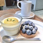 cinq - ブルーベリータルト 630円(税抜き)
      タイムとレモンのパンナコッタ 500円(税抜き)
      ホットコーヒー 500円(税抜き)