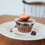 メロコトン - 季節のフルーツのチョコレートカップケーキ