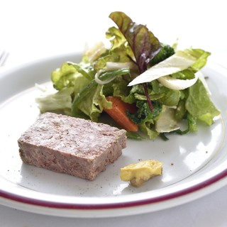 丁寧に作られた至福の味。伝統の技術。“蝦夷鹿のテリーヌ”