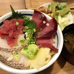 築地食堂源ちゃん - 本日の日替り丼(海鮮三種丼と本日の一品)